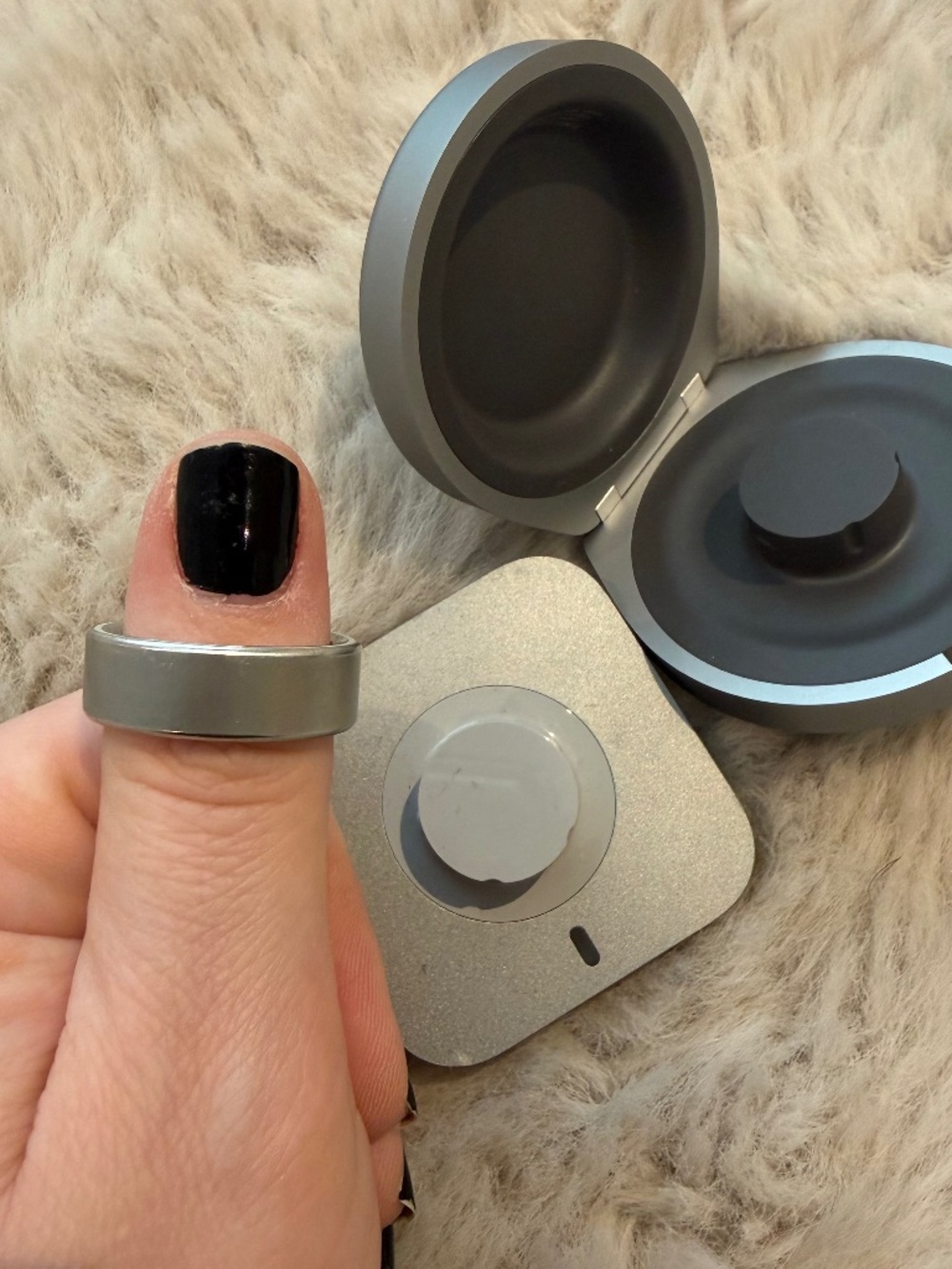 Oura Ring 4, size 9 brushed silver plus travel charging case